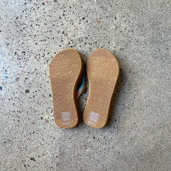 Roxy NWOT girl 11T rainbow flip flops - Picture 6 of 7